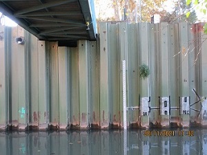 Échelle limnimétrique et Capteur Radar sous de la passerelle