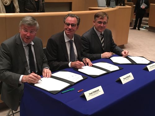Signature tripartite de la lettre d'engagement (de gauche à droite : Claude d'Harcourt, directeur de l'ARS ; Renaud Muselier, Président du Conseil régional ; Thierry Quéffelec, SGAR, représentant du préfet de région).