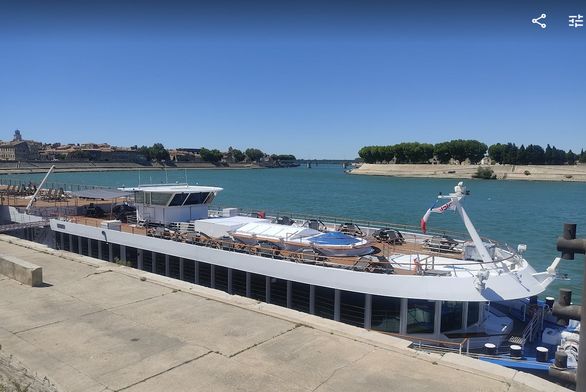 Activité fluviale sur le Rhône. 