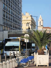 Bus et vélos en libre service à Marseille (© DREAL PACA)