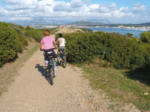Cyclotourisme sur l’île des Embiez (© DREAL PACA)