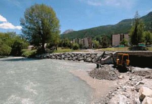 Digue anti-inondation à La Salle Les Alpes (© Photo Région PACA / Garufi Jean-Pierre)