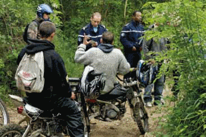 Intervention de la gendarmerie en forêt (© Laurent Mignaux/METL-MEDDE)