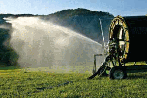Irrigation par aspersion dans les Alpes de Haute-Provence © Thierry Degen/METL-MEDDE)