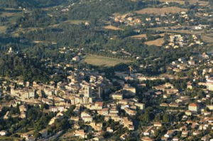 Péri-urbanisation autour de Forcalquier (© Laurent Mignaux/METL-MEDDE)