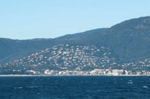 Urbanisation diffuse du littoral à Cavalaire-sur-Mer (© Laurent Mignaux/METL-MEDDE)