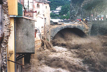 Crue à Vaison-la-Romaine, 1992 (© CEMAGREF, MJ Tricart)