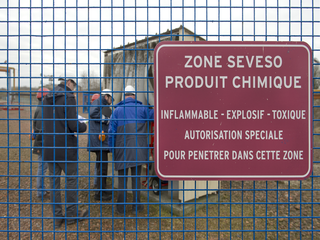 Inspection d'un site Seveso. (© Laurent Mignaux/METL-MEDDE)